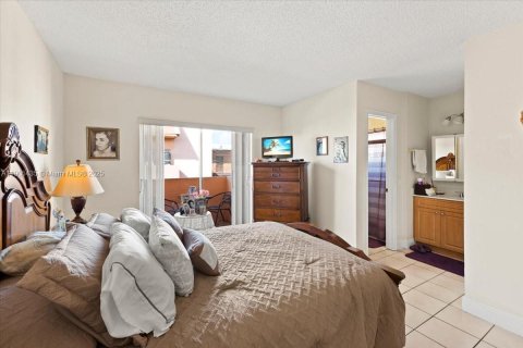 Condo in Hialeah, Florida, 2 bedrooms № 1956978 - photo 12