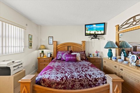 Condo in Hialeah, Florida, 2 bedrooms № 1956978 - photo 18