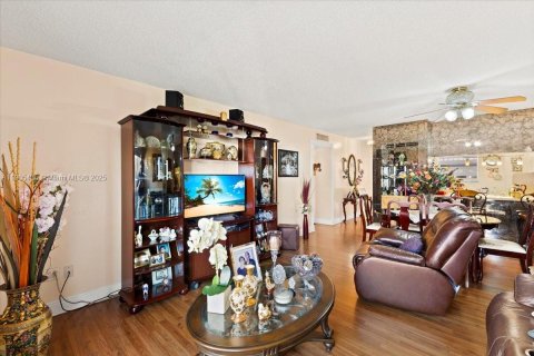 Condo in Hialeah, Florida, 2 bedrooms № 1956978 - photo 10