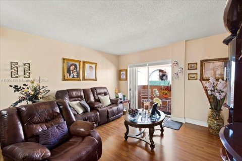 Condo in Hialeah, Florida, 2 bedrooms № 1956978 - photo 9