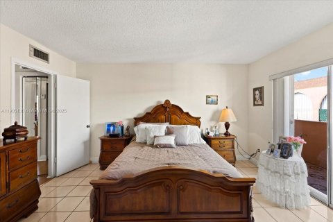 Condo in Hialeah, Florida, 2 bedrooms № 1956978 - photo 14