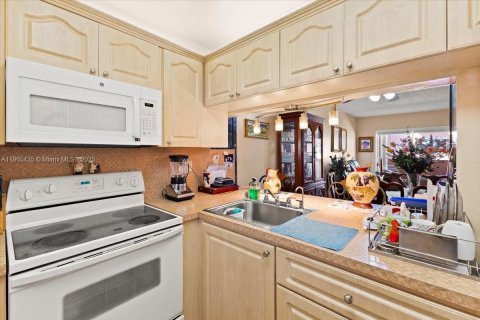 Condo in Hialeah, Florida, 2 bedrooms № 1956978 - photo 5