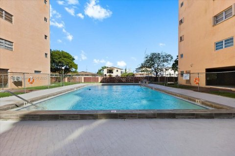 Condo in Hialeah, Florida, 2 bedrooms № 1956978 - photo 24