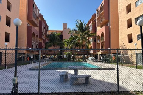 Condo in Hialeah, Florida, 2 bedrooms № 1956978 - photo 1