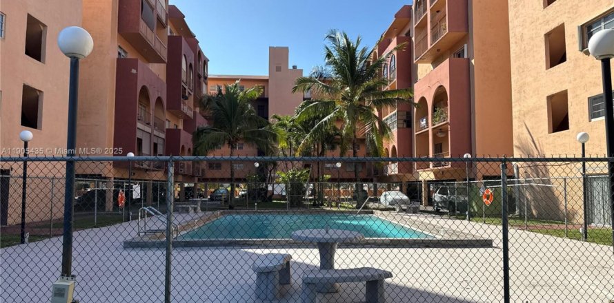 Condo in Hialeah, Florida, 2 bedrooms № 1956978