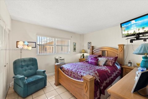 Condo in Hialeah, Florida, 2 bedrooms № 1956978 - photo 17
