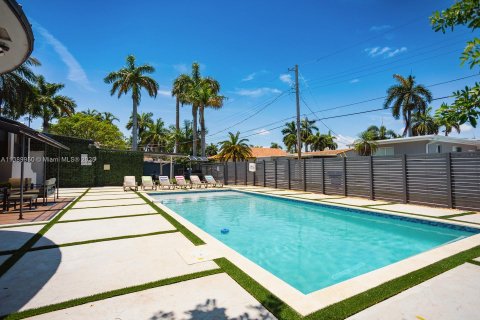 Villa ou maison à louer à Hollywood, Floride: 4 chambres, 221.01 m2 № 1979653 - photo 2