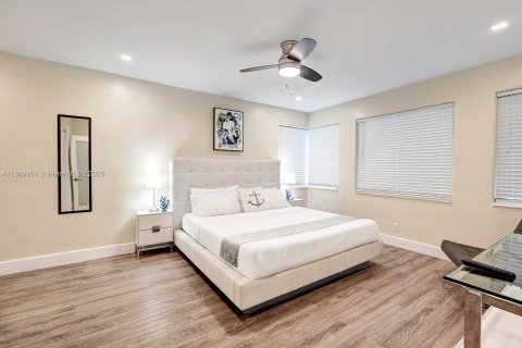 Villa ou maison à louer à Hollywood, Floride: 4 chambres, 221.01 m2 № 1979653 - photo 25