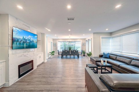 Villa ou maison à louer à Hollywood, Floride: 4 chambres, 221.01 m2 № 1979653 - photo 16