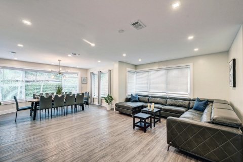 Villa ou maison à louer à Hollywood, Floride: 4 chambres, 221.01 m2 № 1979653 - photo 17