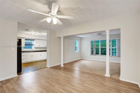 House in Dania Beach, Florida 3 bedrooms, 149.85 sq.m. № 2010198 - photo 8