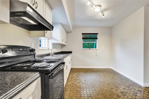 House in Dania Beach, Florida 3 bedrooms, 149.85 sq.m. № 2010198 - photo 3