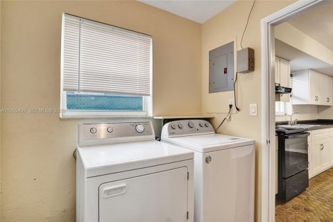 House in Dania Beach, Florida 3 bedrooms, 149.85 sq.m. № 2010198 - photo 30