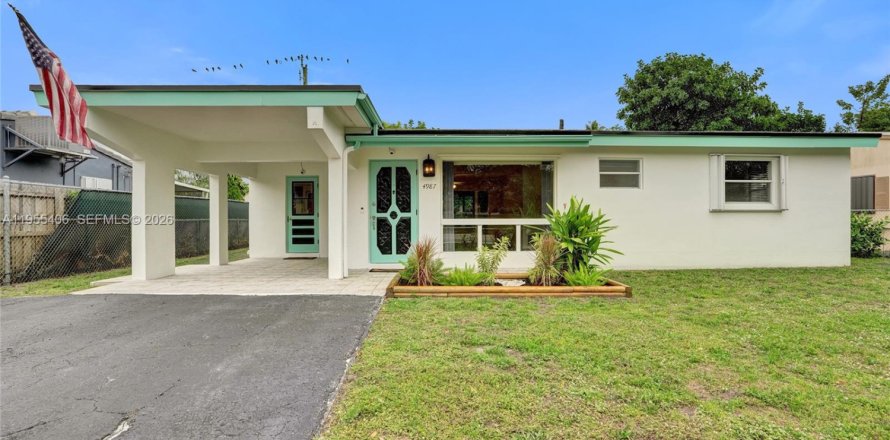 House in Dania Beach, Florida 3 bedrooms, 149.85 sq.m. № 2010198