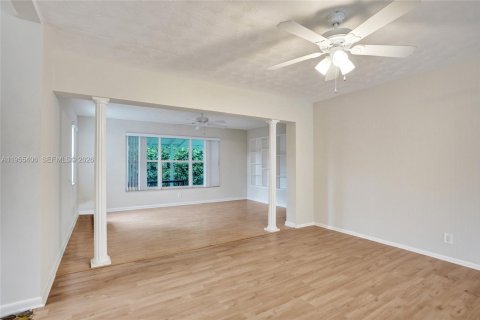 House in Dania Beach, Florida 3 bedrooms, 149.85 sq.m. № 2010198 - photo 13