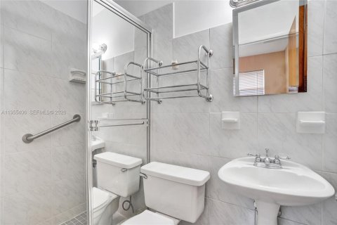 House in Dania Beach, Florida 3 bedrooms, 149.85 sq.m. № 2010198 - photo 5