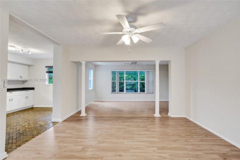 House in Dania Beach, Florida 3 bedrooms, 149.85 sq.m. № 2010198 - photo 12