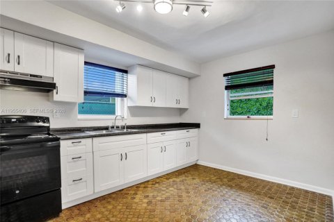 House in Dania Beach, Florida 3 bedrooms, 149.85 sq.m. № 2010198 - photo 4