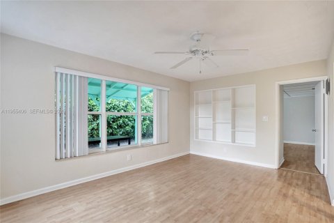 House in Dania Beach, Florida 3 bedrooms, 149.85 sq.m. № 2010198 - photo 14