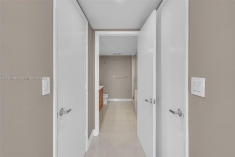 Condo in Miami, Florida, 3 bedrooms  № 1977192 - photo 22
