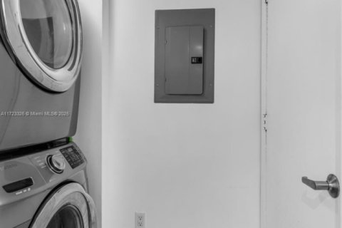 Condo in Miami, Florida, 3 bedrooms  № 1977192 - photo 10