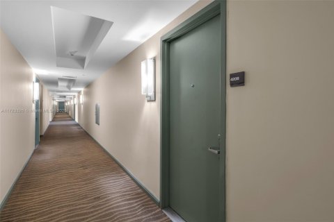 Condo in Miami, Florida, 3 bedrooms  № 1977192 - photo 4