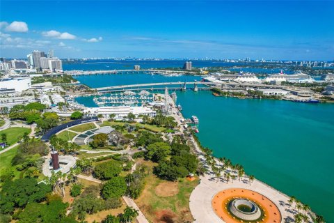 Condo in Miami, Florida, 3 bedrooms  № 1977192 - photo 2