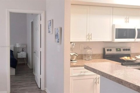 Condo in Pembroke Pines, Florida, 2 bedrooms  № 2067789 - photo 5