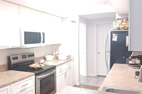 Condo in Pembroke Pines, Florida, 2 bedrooms  № 2067789 - photo 4