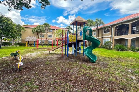 Condo in Pembroke Pines, Florida, 2 bedrooms  № 2067789 - photo 3