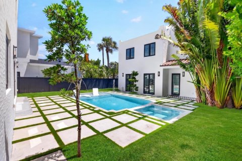 House in West Palm Beach, Florida 4 bedrooms, 247.68 sq.m. № 2147387 - photo 8
