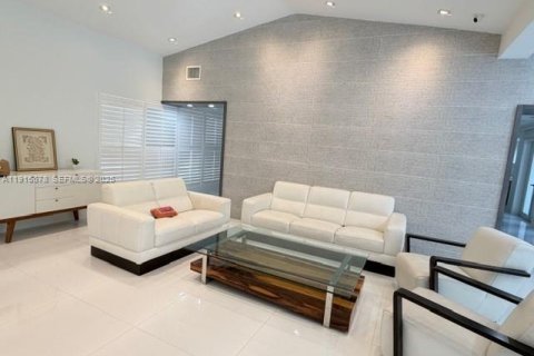 Villa ou maison à louer à Coral Gables, Floride: 3 chambres, 175.21 m2 № 1976642 - photo 1