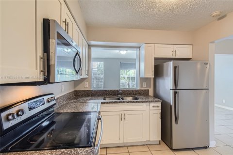 Villa ou maison à vendre à Miramar, Floride: 3 chambres, 148.64 m2 № 1665596 - photo 9