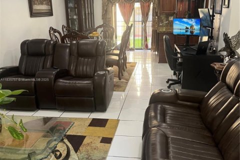 Condo in Sweetwater, Florida, 3 bedrooms  № 1981466 - photo 3