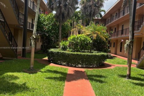 Condo in Sweetwater, Florida, 3 bedrooms  № 1981466 - photo 1