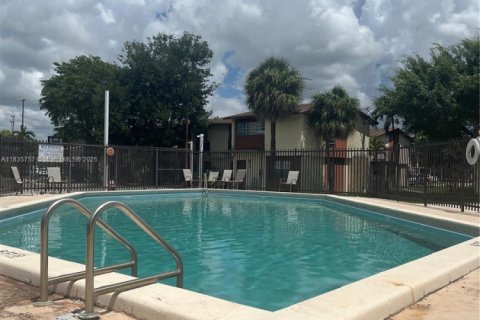Condo in Sweetwater, Florida, 3 bedrooms  № 1981466 - photo 2