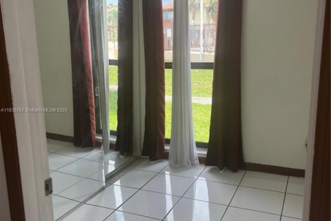 Condo in Sweetwater, Florida, 3 bedrooms  № 1981466 - photo 9