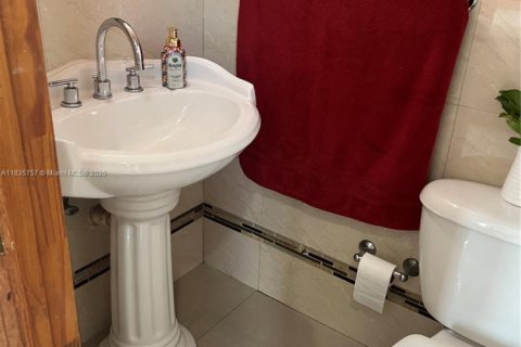 Condo in Sweetwater, Florida, 3 bedrooms  № 1981466 - photo 11