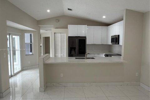 Casa en alquiler en Miami, Florida, 3 dormitorios, 160.07 m2 № 1973905 - foto 8