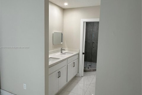 Casa en alquiler en Miami, Florida, 3 dormitorios, 160.07 m2 № 1973905 - foto 15