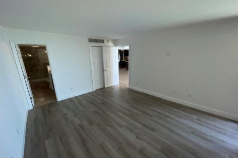 Condo in West Palm Beach, Florida, 2 bedrooms  № 2182860 - photo 9