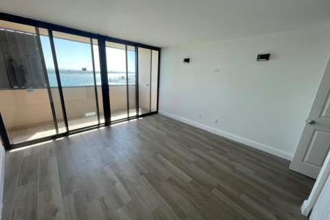 Condo in West Palm Beach, Florida, 2 bedrooms  № 2182860 - photo 15