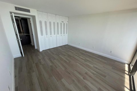 Condo in West Palm Beach, Florida, 2 bedrooms  № 2182860 - photo 14