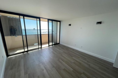 Condo in West Palm Beach, Florida, 2 bedrooms  № 2182860 - photo 12