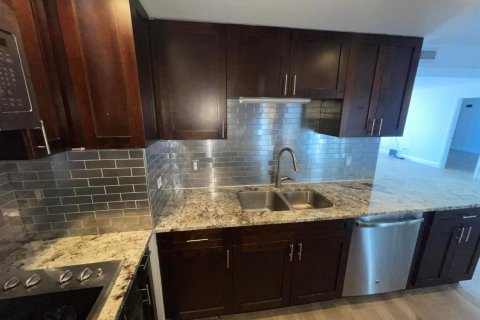 Condo in West Palm Beach, Florida, 2 bedrooms  № 2182860 - photo 6