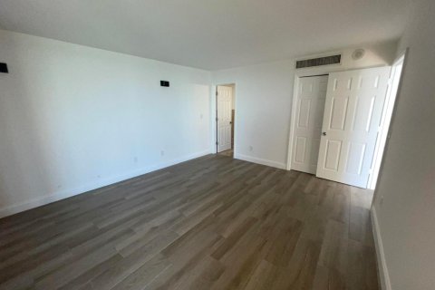 Condo in West Palm Beach, Florida, 2 bedrooms  № 2182860 - photo 10