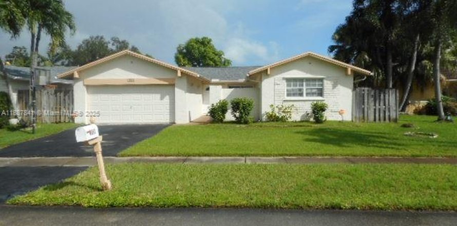 Villa ou maison à Sunrise, Floride 4 chambres, 166.39 m2 № 1941765