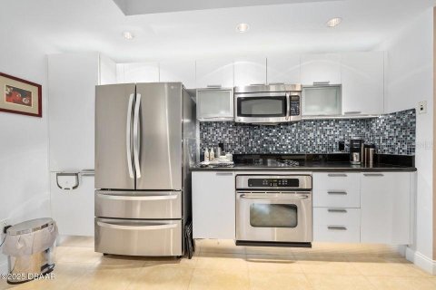 Condo in Daytona Beach, Florida, 2 bedrooms  № 1816043 - photo 12
