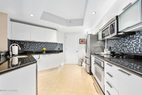 Condo in Daytona Beach, Florida, 2 bedrooms  № 1816043 - photo 15