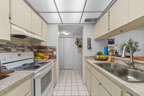 Copropriété à vendre à Doral, Floride: 2 chambres, 92.16 m2 № 2066645 - photo 11